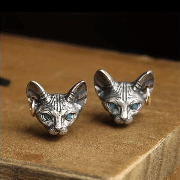 Gothic Silver Tone Cat Earrings Frosted Blue eyes, Engraved Details, Unique - Picture 1 of 4